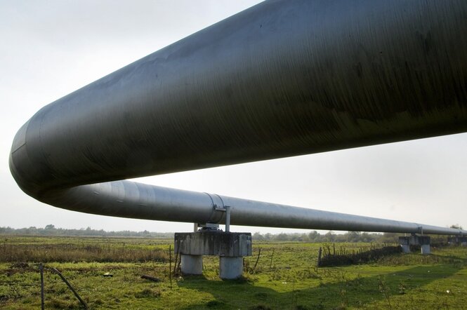 Eine Ölpipeline in weiter Landschaft