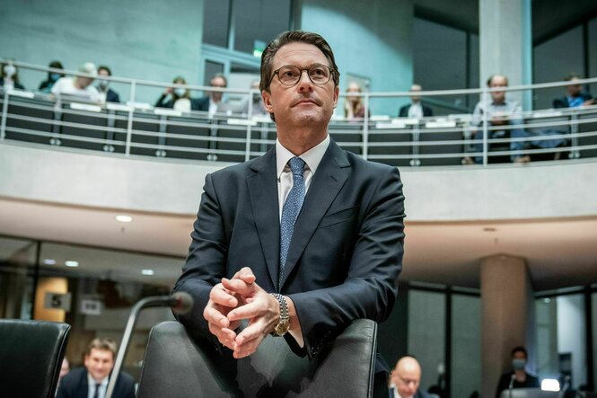 Ein Mann lehnt sich auf eine Stuhlrückenlehne