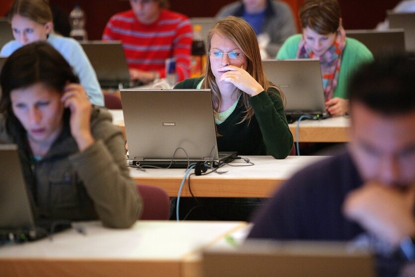 Medizinstudierende schreiben einen Test