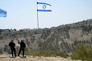 Landschaft mit Wohnhäusern und Israelischer Flagge