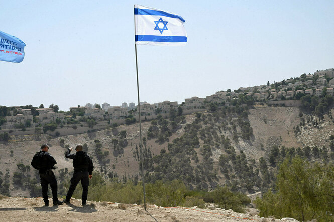 Landschaft mit Wohnhäusern und Israelischer Flagge