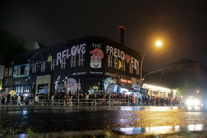 Schlange vor dem Kitkat Club