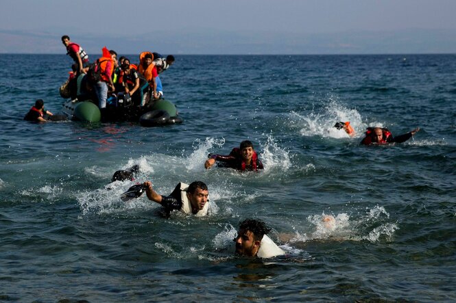 Menschen mit Schwimmwesten schwimmen
