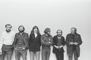 schwarz-weiß Foto von 6 Personen nebeneinander