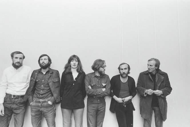 schwarz-weiß Foto von 6 Personen nebeneinander