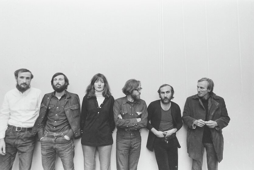 schwarz-weiß Foto von 6 Personen nebeneinander