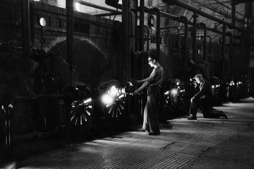 Historische Aufnahme von Arbeitern in einem großen Werk