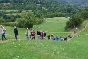 Menschen laufen durch eine Landschaft