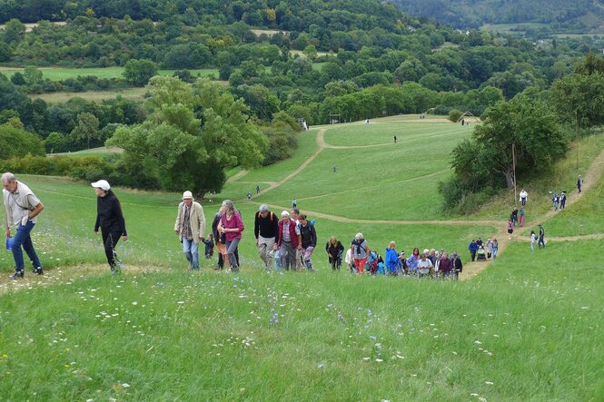 Menschen laufen durch eine Landschaft