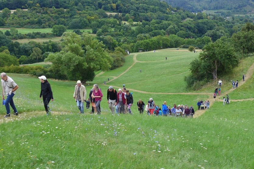 Menschen laufen durch eine Landschaft