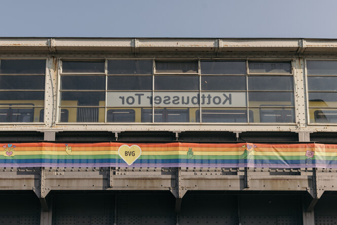 Blick auf die U-Bahn Haltestelle Kottbusser Tor mir Regenbogen-Banner