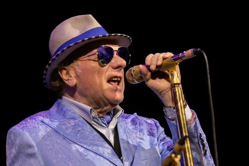 Van Morrison beim Festival von Montreux, 2022. Lila Jacket, Hut, Sonnenbrille
