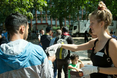 Eine Helferin und ein Geflüchteter im Sommer 2015 beim Berliner Lageso