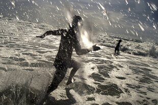 Zwei Menschen baden im Atlantik