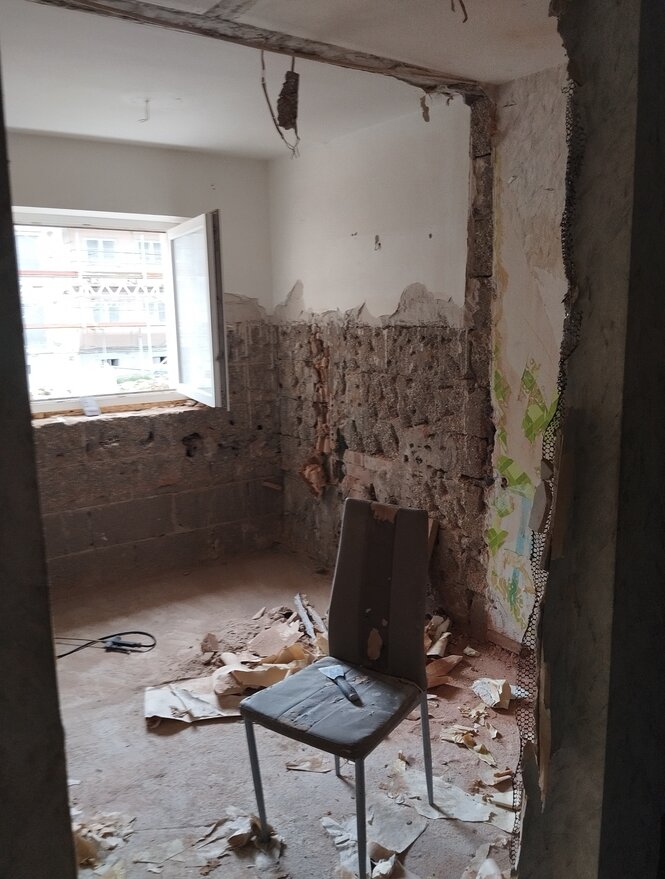Abgeschlagener Putz in einer Wohnung