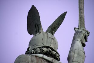 Auschnit zeigt den Kopf den Hermannsdenkmals von hinten