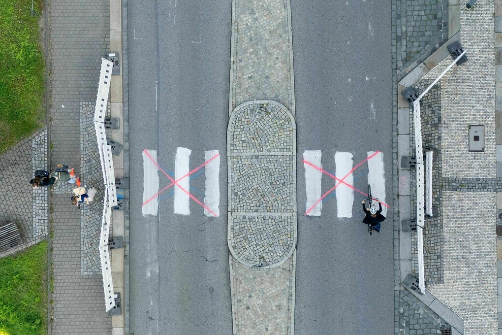 Luftaufnahme eines aufgemalten Zebrastreifens