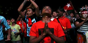 Unterstützer von Suu Kyis NLD freuen sich über den Wahlerfolg
