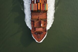 Der Bug eines Containerschiffs aus der Vogelperspektive