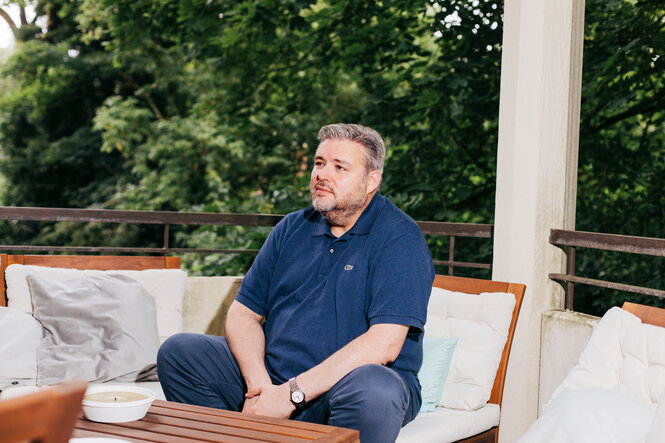 Murat Kayman beim Gespräch auf seiner Terasse