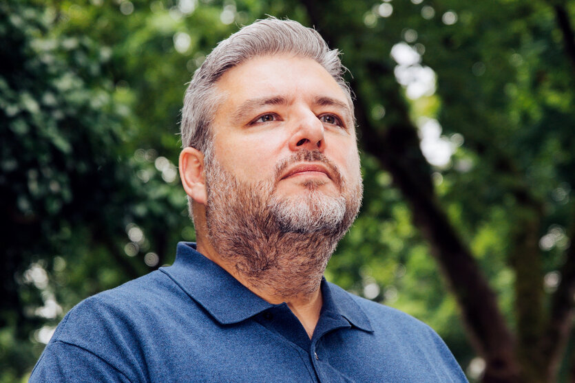 Porträt von Murat Kayman in seinem Garten