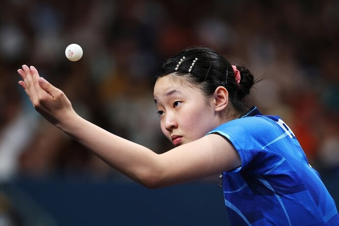 Die japanische Tischtennisspielerin Miwa Harimotomacht eine Angabe