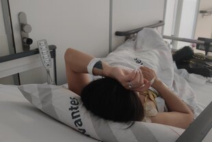 Linh Nguyen, die eigentlich anders heißt, liegt auf einer Schiebeliege in einer Klinik