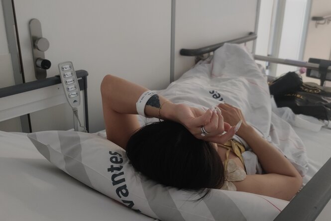 Linh Nguyen, die eigentlich anders heißt, liegt auf einer Schiebeliege in einer Klinik