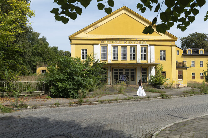 Altes Gebäude, klein Jette Poensgen.