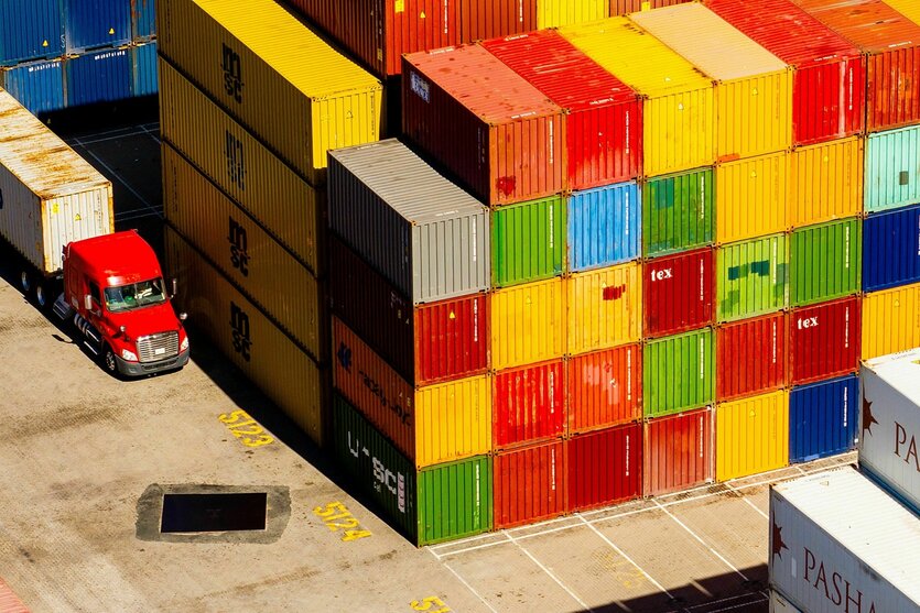 Bunte frachtcontainer stapeln sich