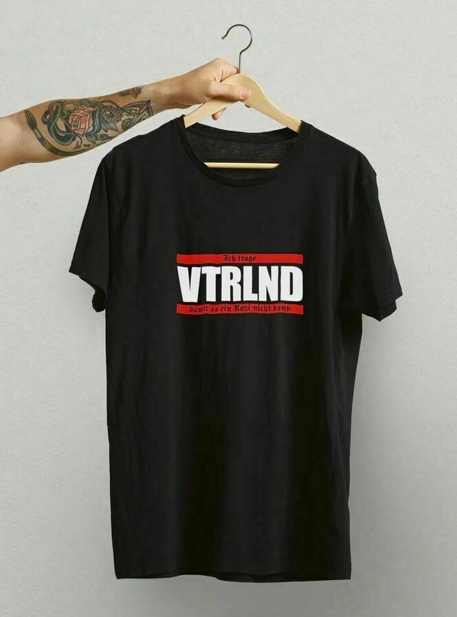 Ein schwarzes T-Shirt mit weißer und roter Schrift