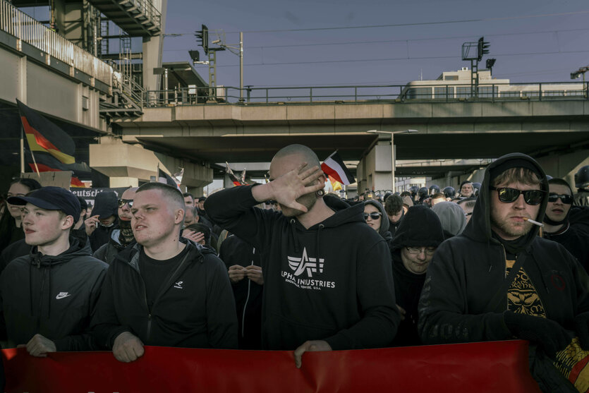Rechtsextreme Aktivisten geraten bei einem Marschversuch mit der Bereitschaftspolizei aneinander