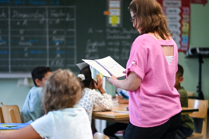 Lehrerin in einer Klasse