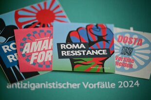 Aufkleber etwa mit der Aufschrift «Roma Resistance» liegen während einer Pressekonferenz zur Auswertung der Dokumentationsstelle Antiziganismus (MIA)