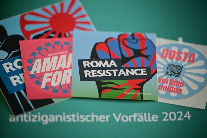 Aufkleber etwa mit der Aufschrift «Roma Resistance» liegen während einer Pressekonferenz zur Auswertung der Dokumentationsstelle Antiziganismus (MIA)
