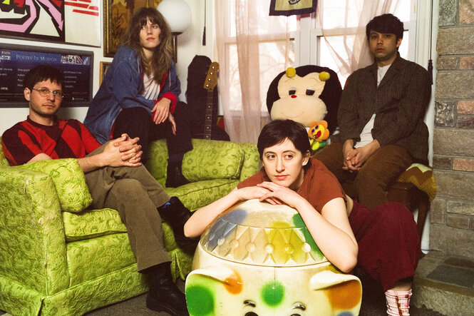 Das Quartett Frankie Cosmos um die Musikerin Greta Kline sitzt in einem Wohnzimmer