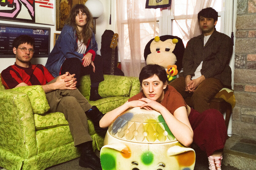 Das Quartett Frankie Cosmos um die Musikerin Greta Kline sitzt in einem Wohnzimmer