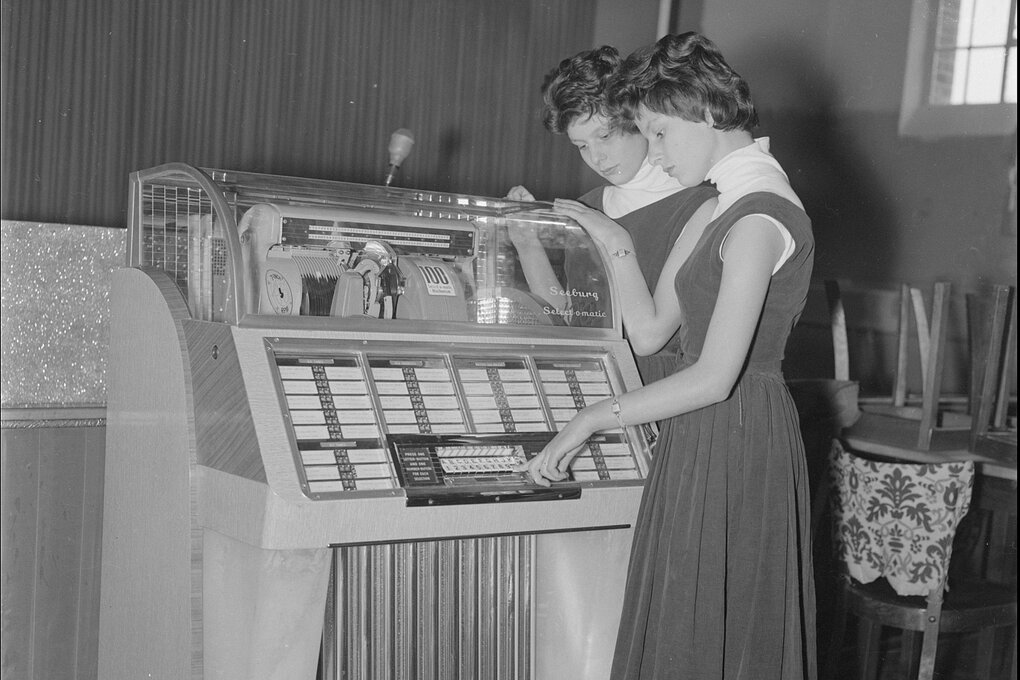 Junge Frauen an einer Musicbox