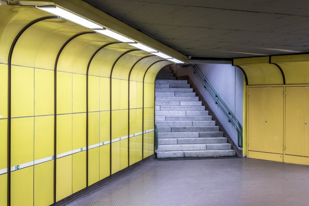 Nächtliche Unterführung mit Treppe