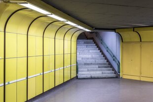 Nächtliche Unterführung mit Treppe