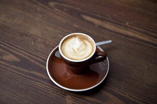 Eine Tasse mit Capuccino