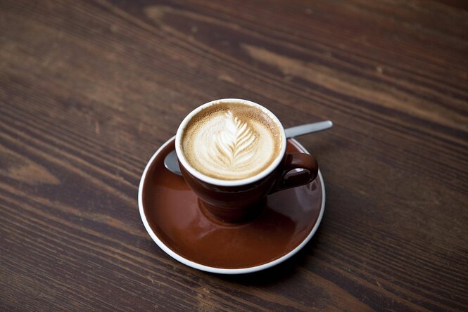 Eine Tasse mit Capuccino