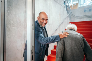 Omid Nouripur im taz Hausflur