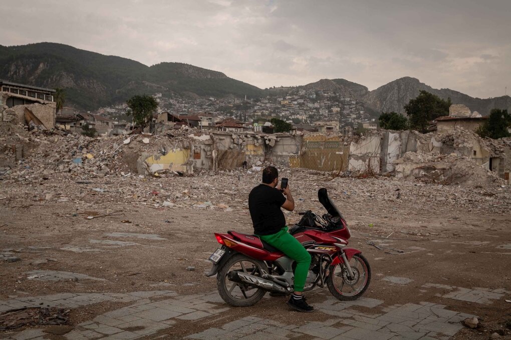 Motorradfahrer fotografiert im erdbebenzerstörten Antakya