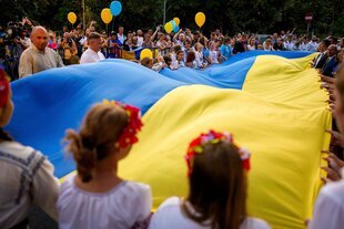 Menschen mit ukrainischer Fahne