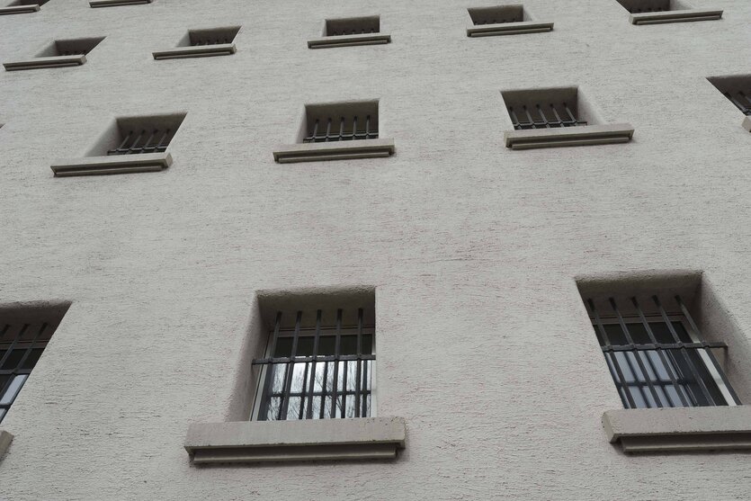 Die Fassade eines Gefängnisses mit vielen vergittertene Fenstern