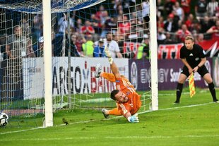 Torwart Christian Mathenia verpasst den entscheidenden Elfmeter