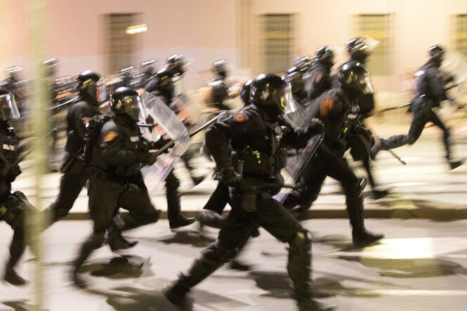 Serbische Polizeikräfte rennen auf den Straßen Belgrads