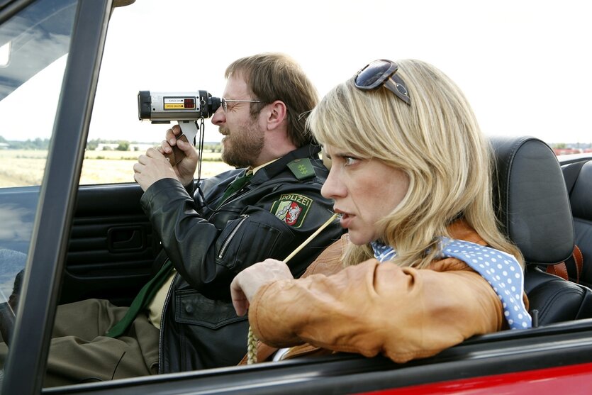 Filmszene mit Bjarne Mädel und Caroline Peters, die in einem Auto sitzen