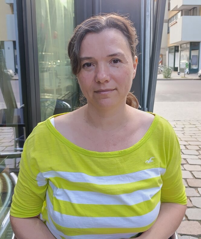 Eine Frau blickt in die Kamera